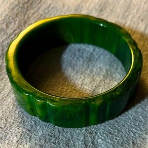 bakelite green yellow swirled grooved bangle